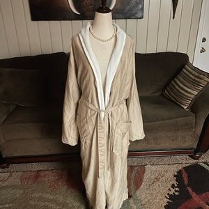 Montage Beverly Hills • Medium • 2 Tone • Brown & White • Striped • Plush • Robe